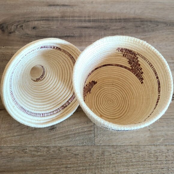 Vintage handmade Tutsi African tight woven basket with lid. 8.5'' tall with lid, - Picture 6 of 8